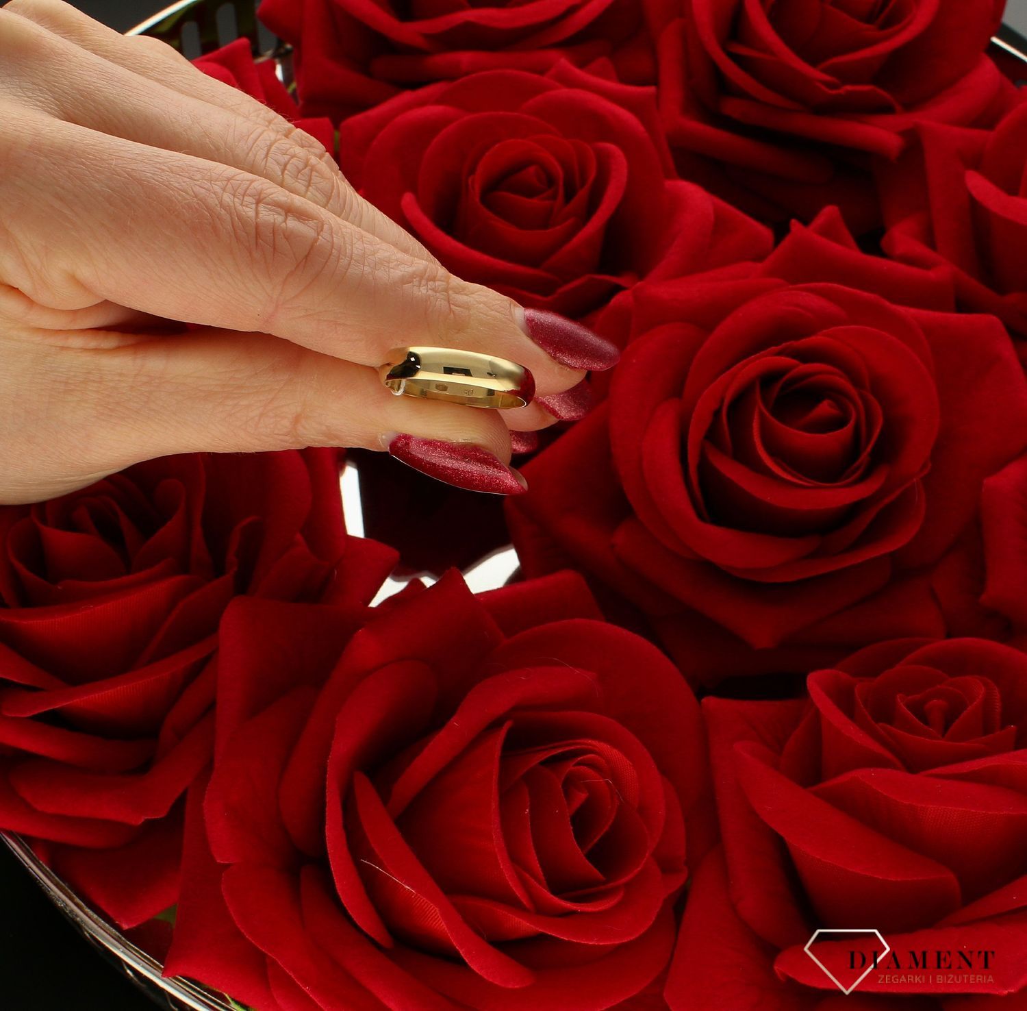 Półokrągła złota obrączka 4 mm 585 – klasyczna obrączka ślubna z żółtego złota.  Obrączki to jeden z najważniejszych elementów ślubnej uroczystości. 1.jpg